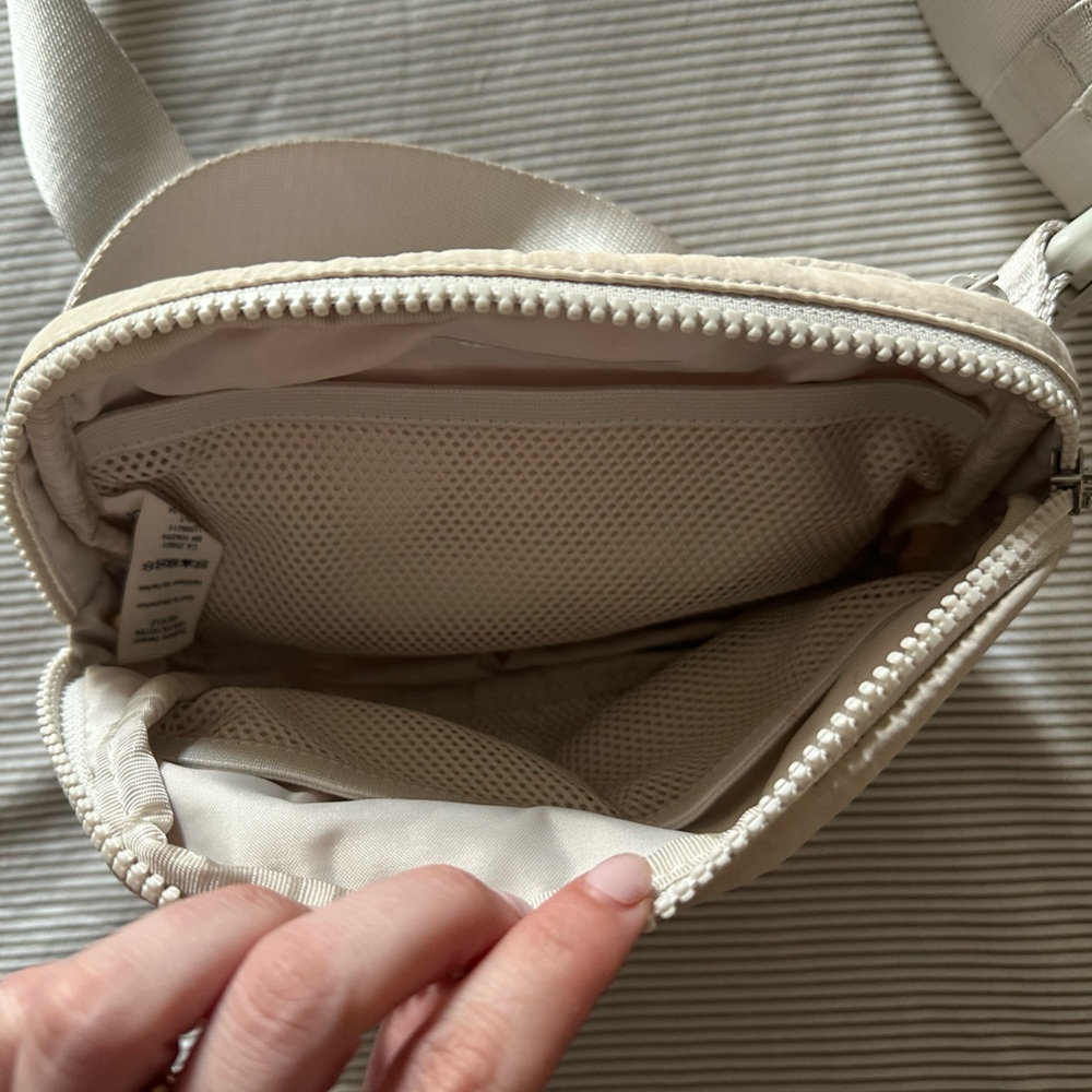 Lululemon Everywhere Belt Bag 1L in Cream - Picture 4 of 4